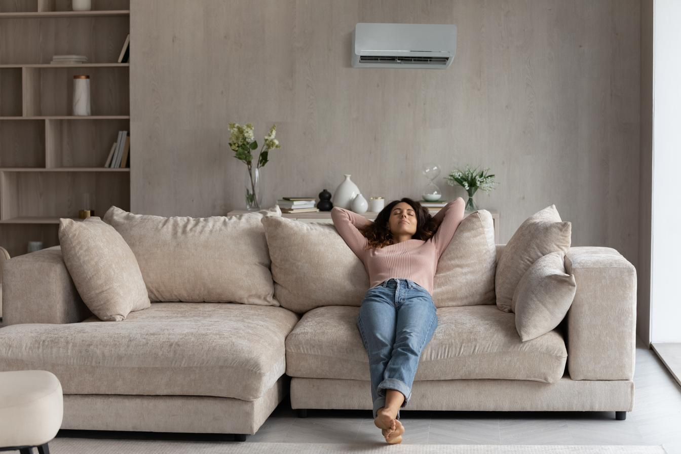 Wohnzimmer mit Wandgerät über der Couch